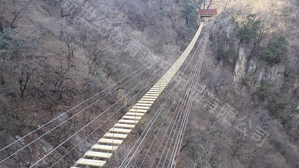 河南洛陽欒川縣重渡溝景區(qū)安裝木板橋和鐵索橋工程竣工